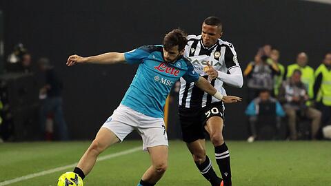Udineses Rodrigo Becao (r) kämpft mit Neapels Chwitscha Kwarazchelia um den Ball.