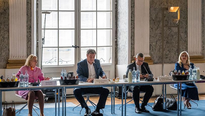 Markus Söder (2.v.l, CSU), Bayerischer Ministerpräsident, eröffnet die Sitzung des Bayerischen Kabinetts.
