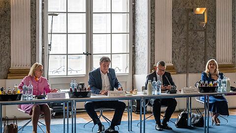 Markus Söder (2.v.l, CSU), Bayerischer Ministerpräsident, eröffnet die Sitzung des Bayerischen Kabinetts.
