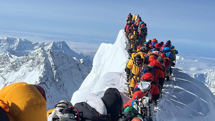 Bergsteiger und Bergführer stehen zwischen dem Südgipfel und der Hillary-Stufe des Mount Everest. (Foto Archiv)