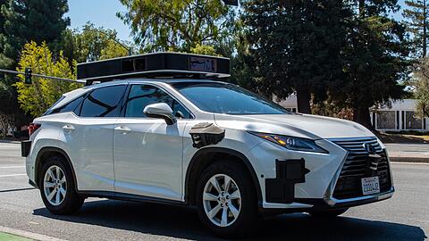 2023: Apple stellt das Projekt Titan ein, mit dem eigentlich ein Apple Car entwickelt werden sollte.