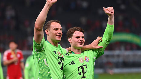 Platzhirsch und Thronfolger: Manuel Neuer mit Jonas Urbig