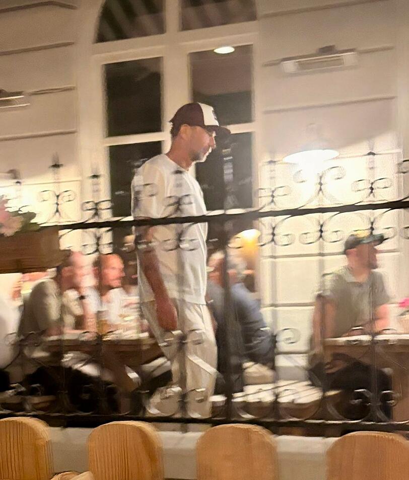 Locker gekleidet und mit Baseballkappe: Bundestrainer Jürgen Klopp feiert in einem Schwabinger Lokal mit früheren Red-Bull-Kollegen seinen Abschied bei dem Konzern. Locker gekleidet und mit Baseballkappe: Bundestrainer Jürgen Klopp feiert in einem Schwabinger Lokal mit früheren Red-Bull-Kollegen seinen Abschied bei dem Konzern.