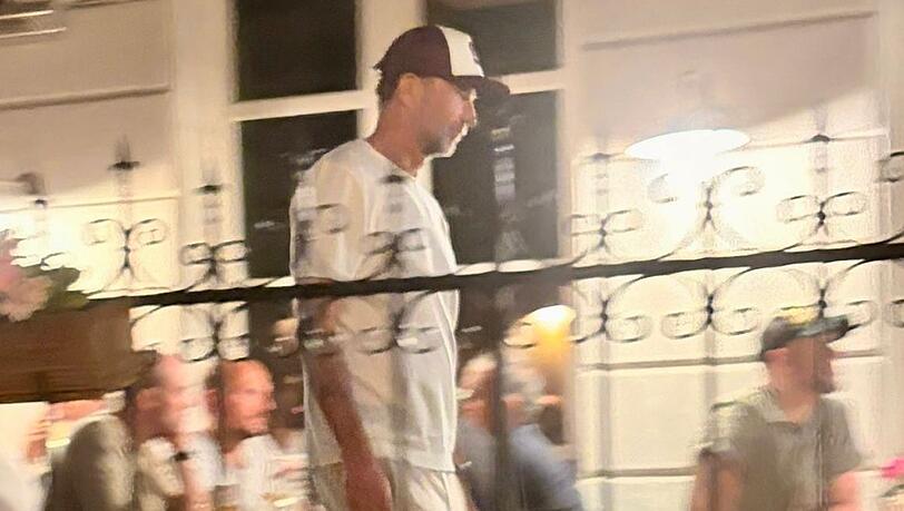 Locker gekleidet und mit Baseballkappe: Bundestrainer Jürgen Klopp feiert in einem Schwabinger Lokal mit früheren Red-Bull-Kollegen seinen Abschied bei dem Konzern. Locker gekleidet und mit Baseballkappe: Bundestrainer Jürgen Klopp feiert in einem Schwabinger Lokal mit früheren Red-Bull-Kollegen seinen Abschied bei dem Konzern.