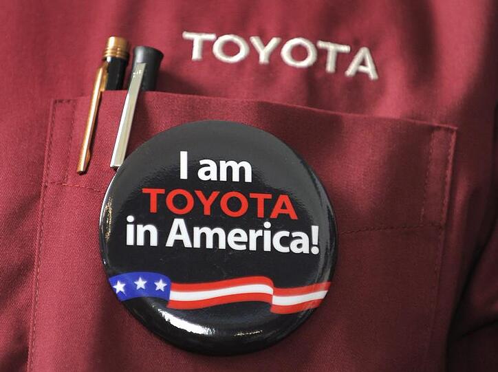 Anstecker am Hemd eines Toyota-Mitarbeiters in den USA.