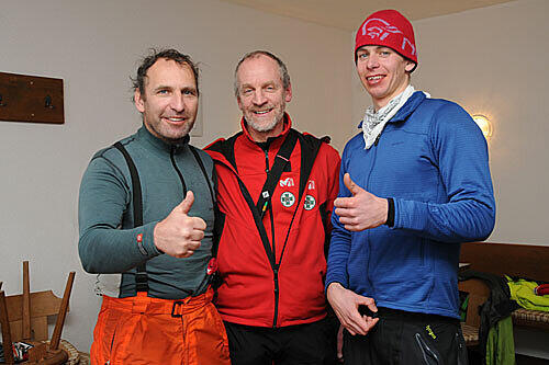 Mischka K. (l.) und Julian R. (r.) mit Christian Spielmann von der Bergrettung.