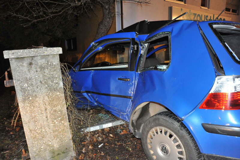 Der Kleinwagen rauschte in einen Betonpfeiler - zwei Menschen wurden bei dem Crash schwer verletzt.