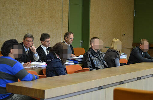 Die Angeklagten (v.l.): Christian A. (22), Brigitte W. (42), Manuel M. (33), Liane L. (22) und Adrian P. (24).