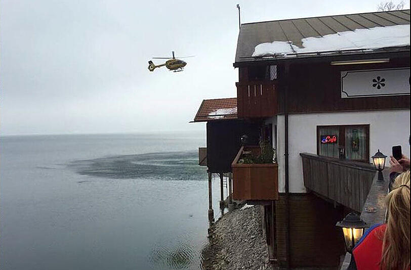 Ein Hubschrauber kommt zum Unglücksort am Walchensee.