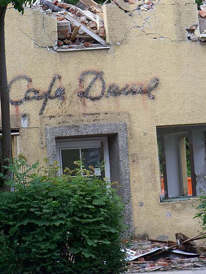 Trostlose Baustelle: Hier fallen die Mauern des alten Café-Deml-Hauses.