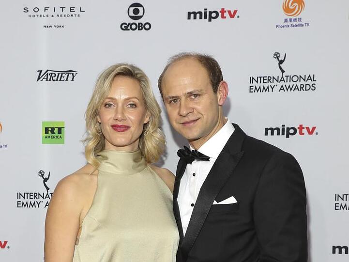 Anna Schudt kommt mit ihrem Mann Moritz Führmann zur Verleihung der 46. International Emmy Awards.