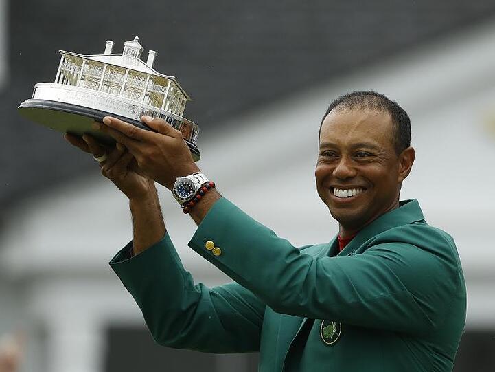 Tiger Woods kassiert neben dem Preisgeld in Augusta auch das berühmte grüne Sieger-Jackett.