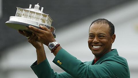 Tiger Woods kassiert neben dem Preisgeld in Augusta auch das berühmte grüne Sieger-Jackett.