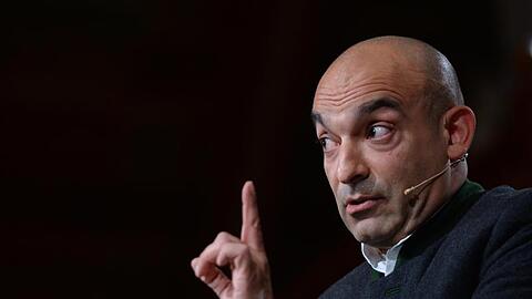Kabarettist Django Asül auf der Bühne.