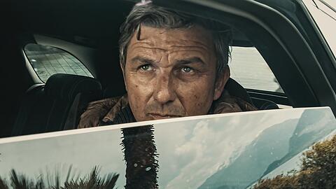 "Der Feind meines Feindes": Der ehemalige Anwalt Klaus Burg (Hans Sigl) sitzt in einem Auto am Lago Maggiore.