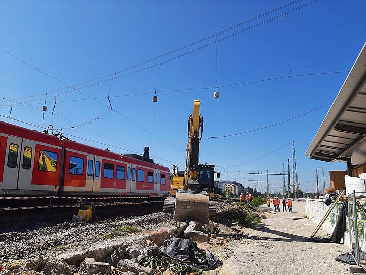 Als der Baggerfahrer Schotter wegschaufelte, geriet der Auslegearm des Baggers an die Oberleitung.