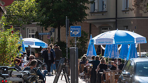 Ein Schanigarten in der Breisacher Strasse (rechts): An der Engstelle zwischen Parkautomat und Freischank auf der linken Seite ist nur wenig Platz für Rollstuhlfahrer.