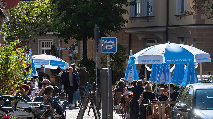 Ein Schanigarten in der Breisacher Strasse (rechts): An der Engstelle zwischen Parkautomat und Freischank auf der linken Seite ist nur wenig Platz für Rollstuhlfahrer.