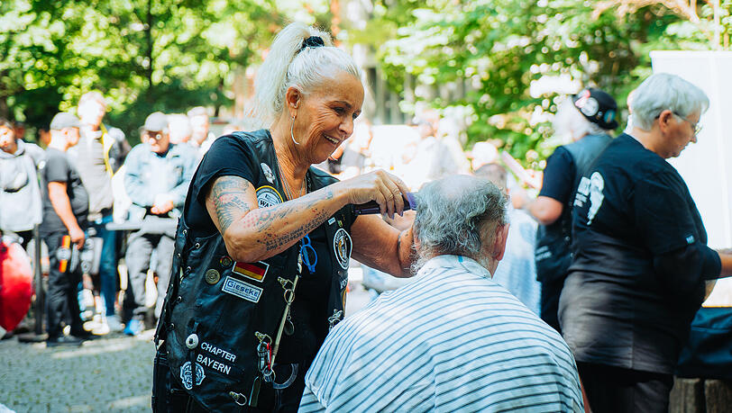 Lederkutten, eine Menge Tattoos und Rockmusik: Die "Barber Angels" mögen wild aussehen, die Friseure engagieren sich aber alle ehrenamtlich. Der Verein ist europaweit tätig. Die Sonntags-Truppe war zuletzt in Ingolstadt unterwegs.