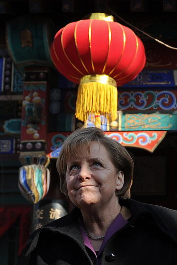 "Tjahaha, lustig diese chinesischen Traditions-Gebömmel..."