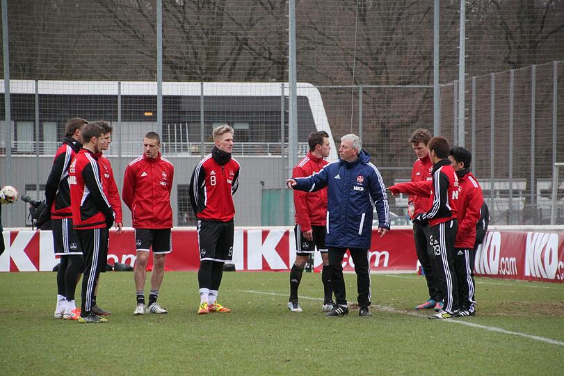Eckballtraining für die Stürmer und Verteidiger.