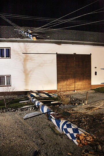 In Heldenstein krachte ein Maibaum auf ein Haus - und riss dabei eine Stromleitung ab.