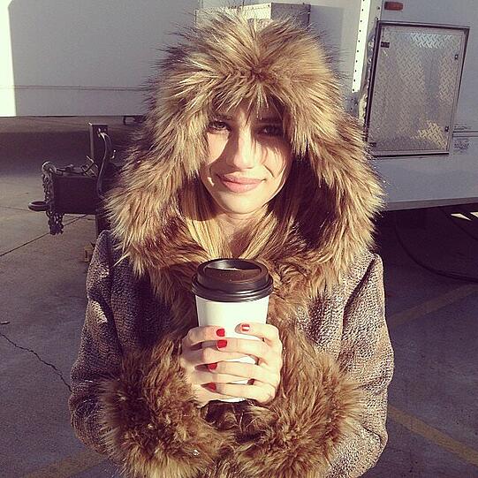 Die frisch verlobte Schauspielerin Emma Roberts trinkt in ihrer Drehpause einen Kaffee und schickt ihren Followern dick eingepackte Grüße.