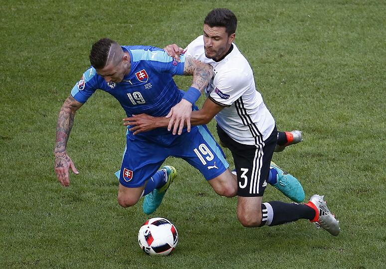 JONAS HECTOR: NOTE 3.
Sehr offensive Rolle über links des Außenverteidigers, ordentliche  
Flanken. Gute Ballkontrolle, aber viel zu lässiger Rückpass aufNeuer  
(38.).