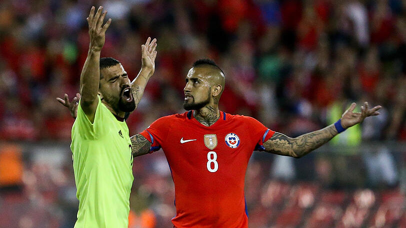 Arturo Vidal (r.) zeigte im letzten Länderspiel Nerven vor dem Tor.