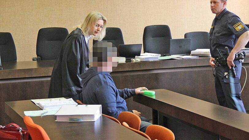Der Beschuldigte mit seiner Anwältin Heidi Pioch.