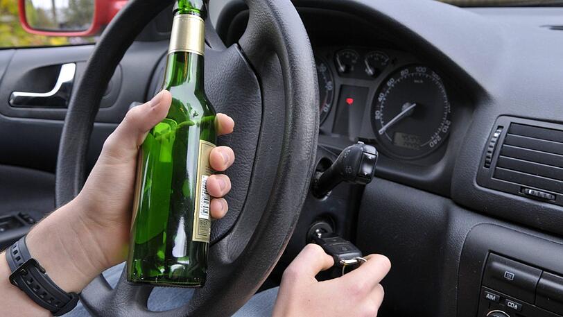 In Rosenheim stellten Beamten bei einem Autofahrer einen Atemalkoholwert von 3,5 Promille fest (Symbolbild).