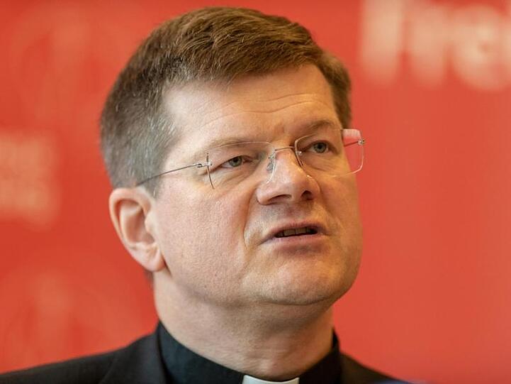Erzbischof Stephan Burger spricht in einer Pressekonferenz. Foto: Patrick Seeger/Archiv
