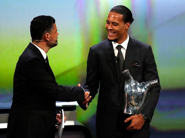 Gratulation für Europas Fußballer des Jahres: Der Niederländer Virgil van Dijk (r) vom FC Liverpool.