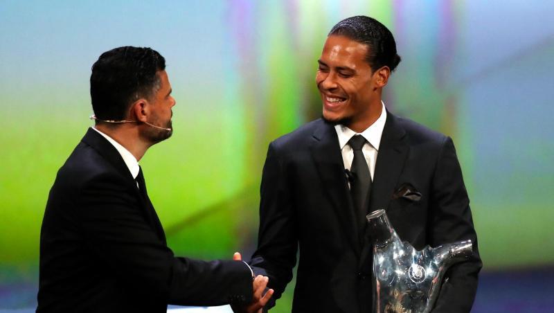Gratulation für Europas Fußballer des Jahres: Der Niederländer Virgil van Dijk (r) vom FC Liverpool. Gratulation für Europas Fußballer des Jahres: Der Niederländer Virgil van Dijk (r) vom FC Liverpool.