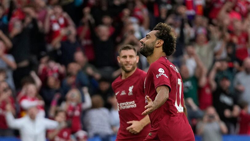 Liverpools Mohamed Salah (r) jubelt über sein Tor zum 2:1 gegen Manchester City.