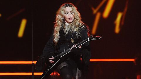 Madonna bei einem Auftritt vor mehreren Jahren. Derzeit ruht sie sich noch aus und steht nicht selbst auf der Bühne.