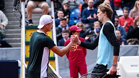 Holger Vitus Nodskov Rune (l) und Alexander Zverev stehen nach dem Spiel am Netz.
