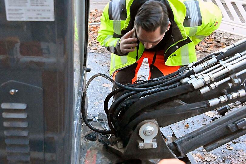 Die Polizei ermittelt wegen möglicher Brandstiftung und prüft einen Zusammenhang zu einer Serie von Baustellen-Bränden.