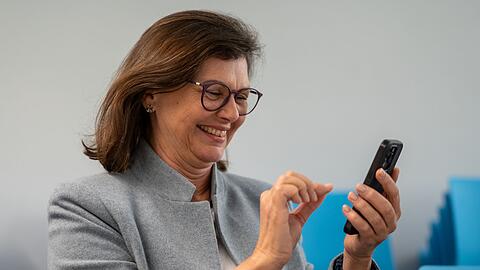 Aigner testete auch selbst ihr Können beim Erkennen von Deepfakes.