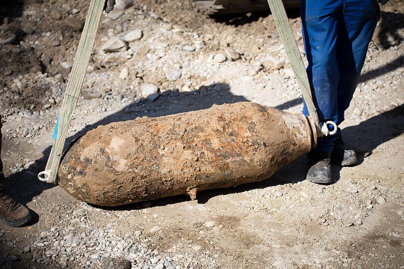 Der aktuelle Bombenfund wurde in Moosach getätigt. Hier zu sehen: Bombenentschärfung in Schwabing-Nord. Eine Fliegerbombe aus der Zeit des Zweiten Weltkriegs wird bei Bauarbeiten gefunden und muss entschärft werden. Über 4500 Anwohner werden evakuiert. Zu großen Schäden kam es bei der Entschärfung einer weiteren Fliegerbombe im Jahr 2012 an der Münchner Freiheit. (Archivbild)