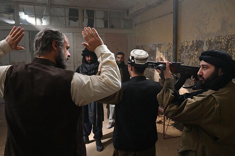 Georg Taubmann (Moritz F&uuml;hrmann, links) und sein afghanischer Mitarbeiter werden in Kabul von den Taliban am 5. August 2001 verhaftet.