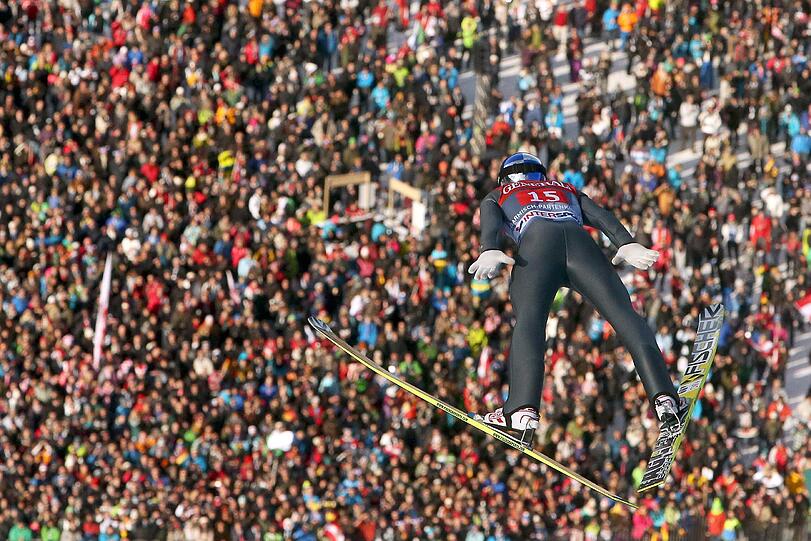 Das Springen in Garmisch-Partenkirchen ist sehr beliebt. Hier Gregor Schlierenzauer vor beeindruckender Kulisse.