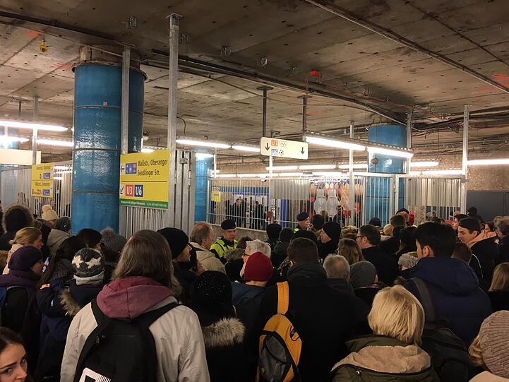 Der Zugang zum Bahnsteig der U3 und U6 ist gesperrt, Hunderte warten im Zwischengeschoss am Sendlinger Tor.