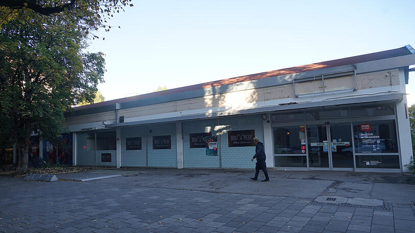 Der Rewe-Markt an der Alramstraße ist seit gut zwei Wochen geschlossen. Der Schriftzug ist schon ab.