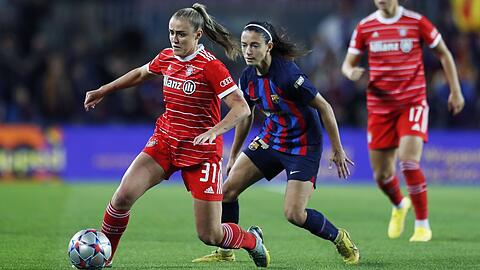Will Barcelona besiegen: Bayerns Europameisterin Georgia Stanway, hier im Zweikampf mit Barças Aitana Bonmati.