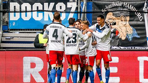 Hamburgs Spieler feiern Sonny Kittel (2.vr) für seinen Treffer zum 1:0.