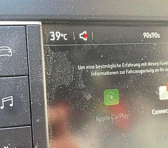 Das Display am Armaturenbrett der Tierschutz-Aktivisten zeigt am Freitagnachmittag 39 Grad an.