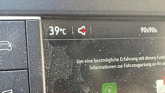 Das Display am Armaturenbrett der Tierschutz-Aktivisten zeigt am Freitagnachmittag 39 Grad an.