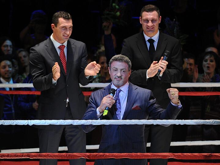 US-Schauspieler Sylvester Stallone (M) und die Boxer Vitali (r) und Wladimir Klitschko.