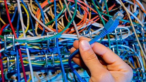 Zieht der EU-Gerichtshof den Datensammlern den Stecker? Erstmal nicht - die EU-Richtlinie bleibt auch nach einem Urteil in Kraft.